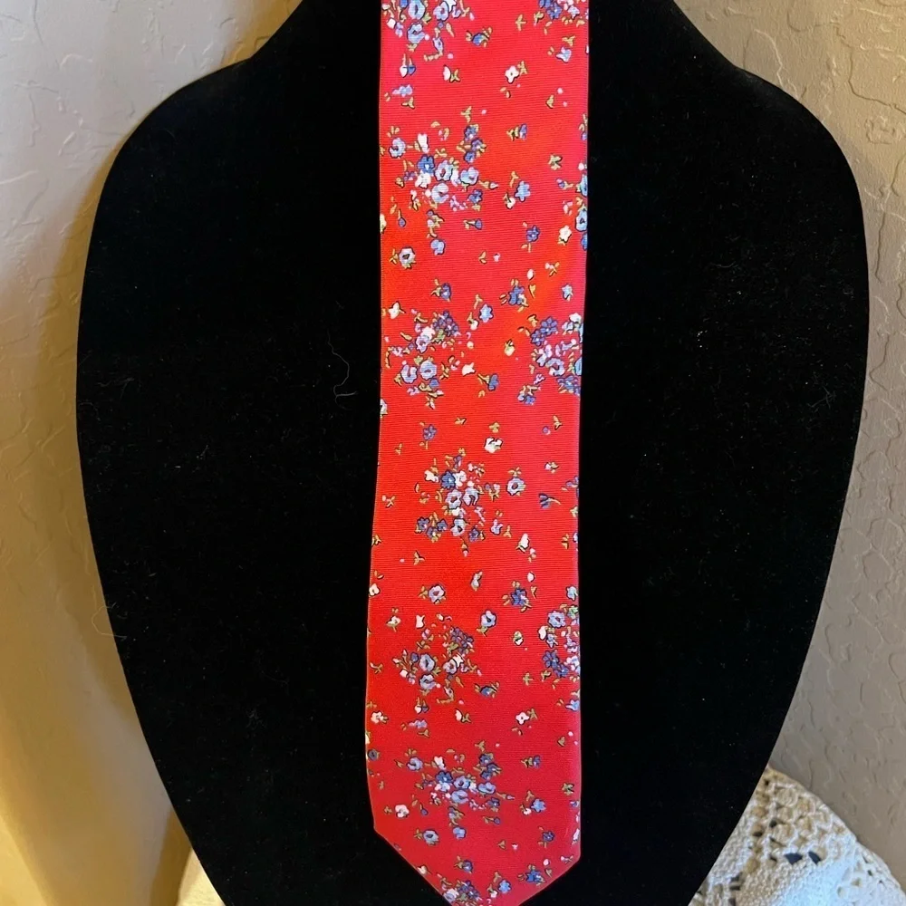 Roundtree & Yorke Tie 100% Silk Men's Red Floral Necktie